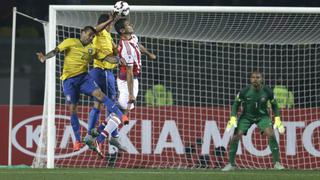 ¿Fue penal? Thiago Silva metió mano y Paraguay empató a Brasil