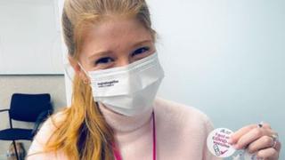 Hija de Bill Gates recibe la vacuna contra el coronavirus y se burla de las teorías de conspiración 