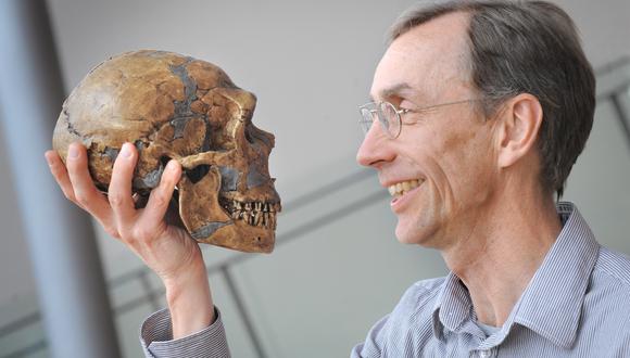 Esta imagen sin fecha publicada por el Instituto Max-Planck de Antropología Evolutiva muestra al paleogenético sueco Svante Paabo posando en Leipzig.  (Foto de Frank Vinken / digital / AFP)