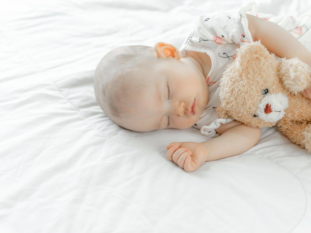 Los bebés y niños no deben dormir con luz