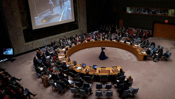 Las fotos de la guerra en Ucrania son mostradas en una pantalla mientras el presidente Volodymyr Zelensky habla ante el Consejo de Seguridad de la ONU. (TIMOTHY A. CLARY / AFP).