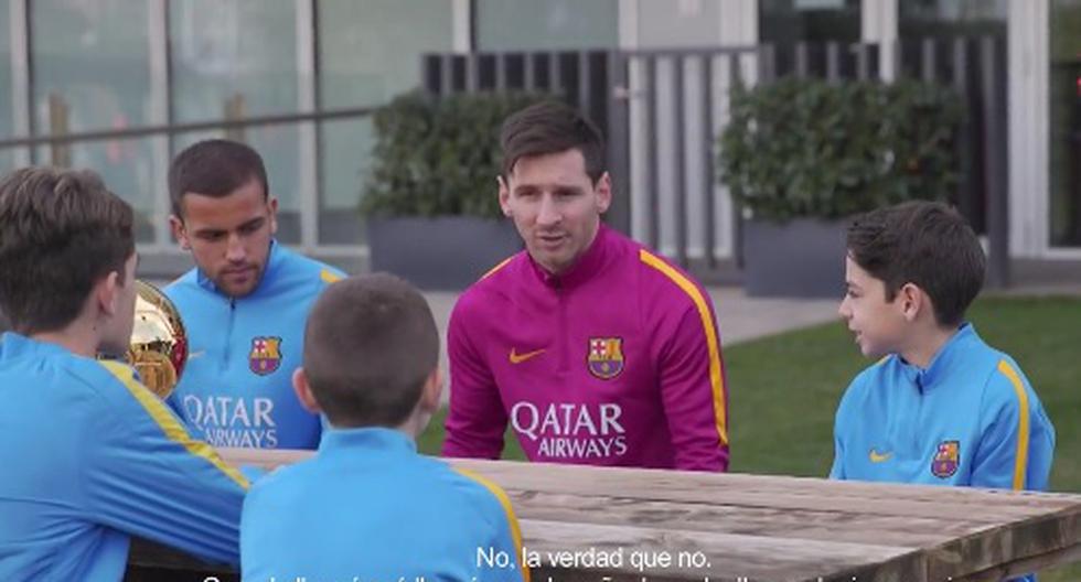 Lionel Messi comparte sus experiencia junto con su balón de oro. (Foto: Captura)