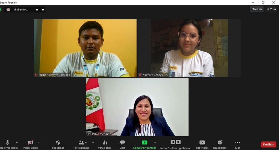 Corresponsales escolares entrevistan a la congresista Flor Pablo.