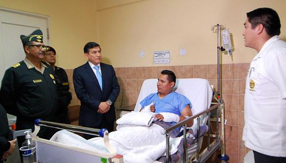 El policía herido por marcas durante asalto en Miraflores recibió la visita del ministro de Interior,  Carlos Morán. (Mininter)