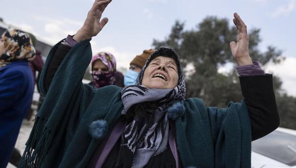 Atari Kales, de 65 años, se lamenta por la muerte de su nuera y dos nietos cerca de un edificio en el que quedaron atrapados tras los recientes sismos, el sábado 11 de febrero de 2023, en Antioquía, Turquía. (Foto: AP /Petros Giannakouris)