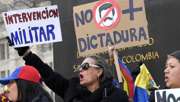 Varias personas sostienen pancartas en contra del Gobierno del presidente de Venezuela, Nicolás Maduro, durante una manifestación de venezolanos convocada por el colectivo Voluntad Popular, este miércoles, en la plaza Simón Bolívar, en Washington (EE.UU.). (Foto: Archivo /EFE/Lenin Nolly).