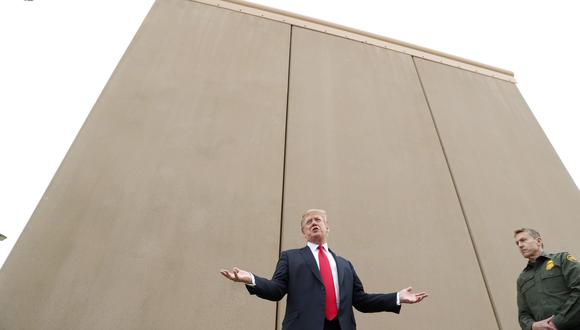 Donald Trump durante un recorrido por los prototipos del muro fronterizo México-Estados Unidos en San Diego, California, el 13 de marzo de 2018. (REUTERS / Kevin Lamarque).