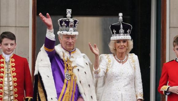 El rey Carlos III y la reina Camila saludan a la gente que se acercó al Palacio de Buckingham. (Getty Images).