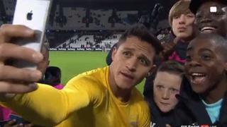 Alexis Sánchez y el divertido selfie con niños del West Ham