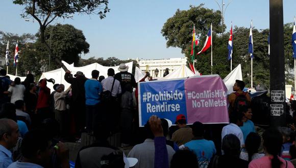 Marcha llegó hasta el frontis del Congreso de la República. (Foto: Jorge Malpartida / El Comercio)