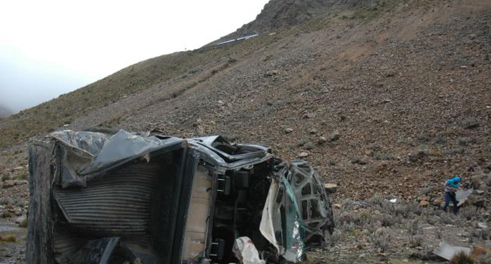 La caída de la camioneta dejó al menos siete personas fallecidas. (Foto: peru21.pe)