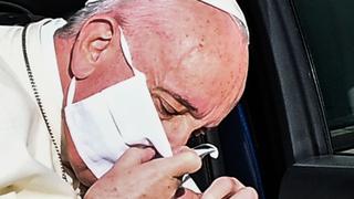 Papa Francisco es visto por primera vez con una mascarilla, pero se la quitó apenas bajó de su carro | FOTOS