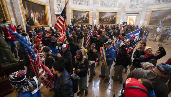 Simpatizantes del saliente presidente Donald Trump mientras se toman el Capitolio en Washington, D.C, EE.UU., el 6 de enero de 2021. (Foto de Jim Lo Scalzo / EFE)