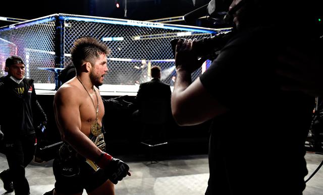 “Triple C’s out”: Henry Cejudo venció a Dominick Cruz y luego anunció su retiro de la UFC | Foto: AP/EFE/AFP/Reuters