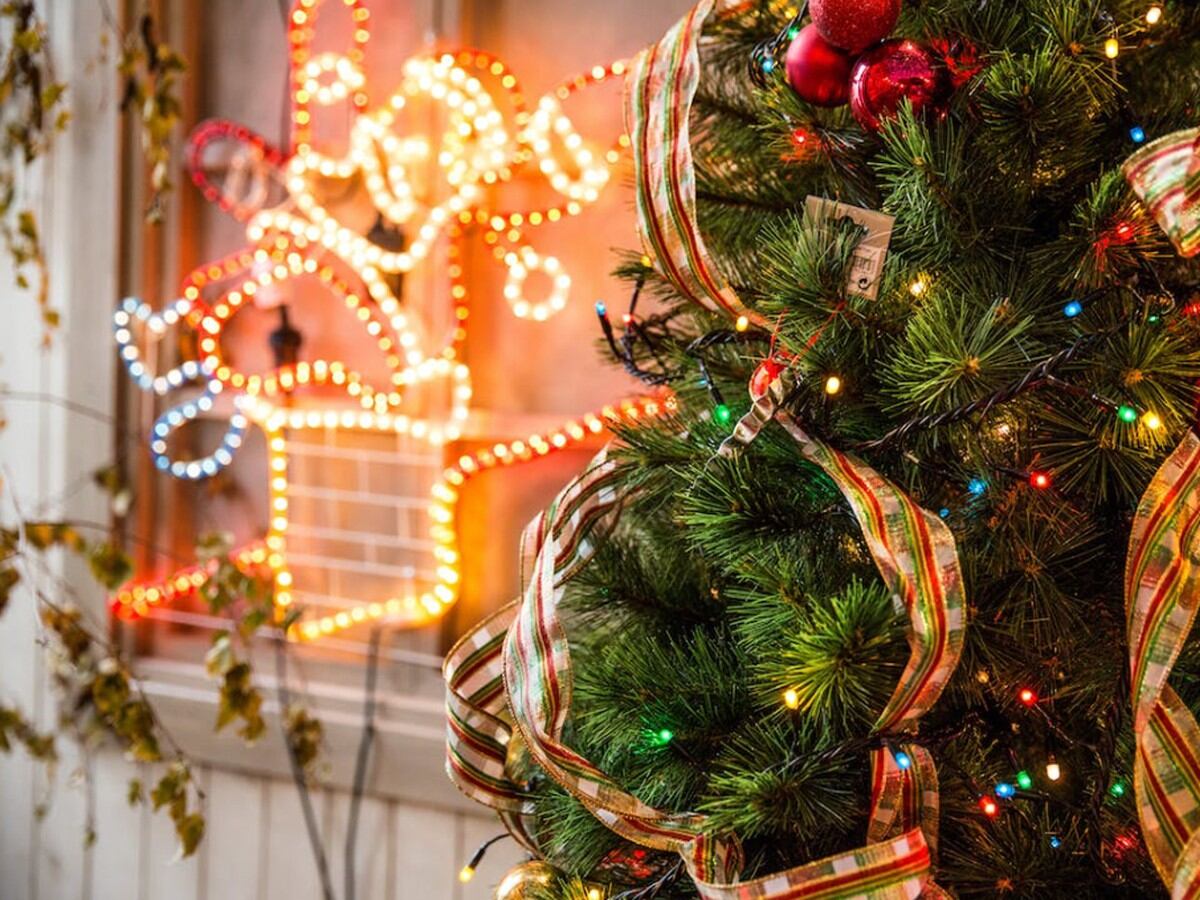 Cómo adornar un árbol de Navidad paso a paso, con trucos para ser todo un  profesional