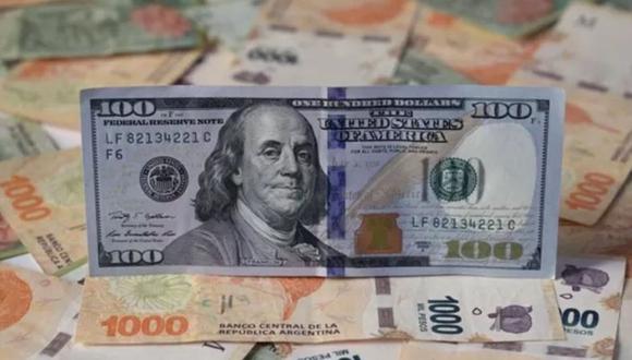 Los argentinos llaman "blue" al dólar paralelo, una jerga que se habría iniciado en las "cuevas" (o financieras ilegales). / Getty Images.