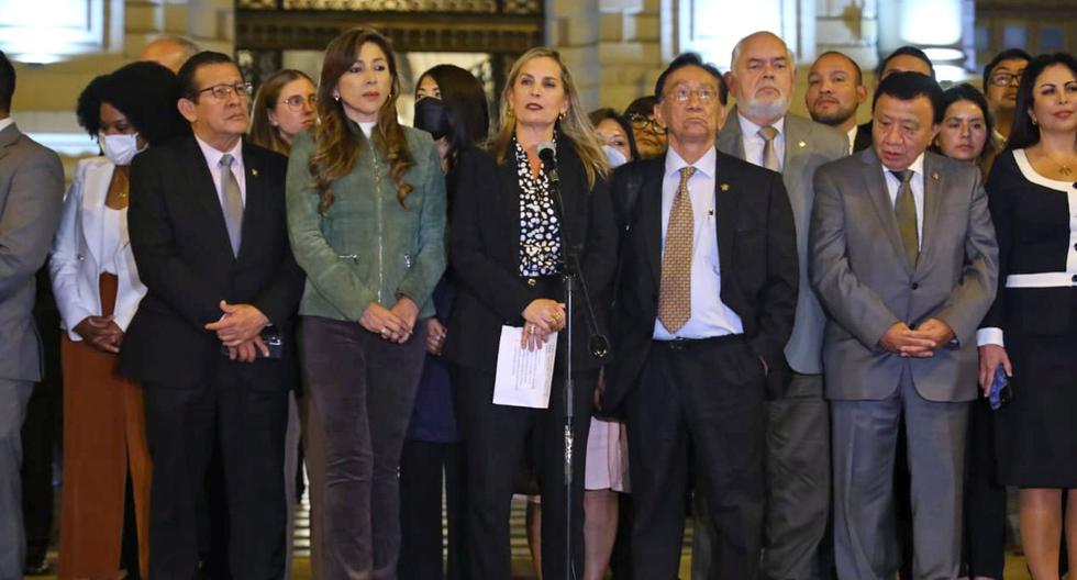 Tras el pleno, María del Carmen Alva dio un pronunciamiento junto a José Balcázar, presidente de la comisión especial del TC, y miembros de otras bancadas. No se aceptaron preguntas de la prensa.