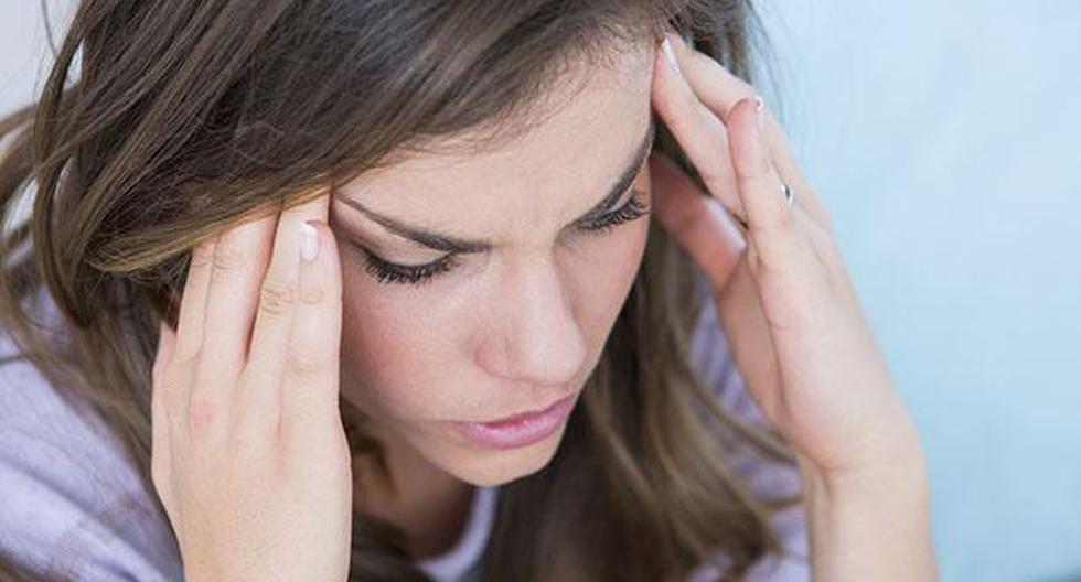 El dolor de cabeza es uno de los síntomas principales. (Foto: iStock)