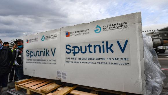Esta imagen tomada el 9 de marzo de 2021 muestra la llegada de un envío de vacunas contra el coronavirus Sputnik V COVID-19 de Rusia en el Aeropuerto Internacional de Túnez. (Foto de FETHI BELAID / AFP).