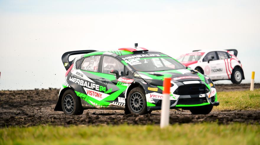 Nicolás Fuchs se impuso en las dos mangas clasificatorias de este sábado en segunda fecha del Campeonato de Rallycross de Argentina. Este domingo sigue la competencia. (Foto: Itea Comunicaciones)