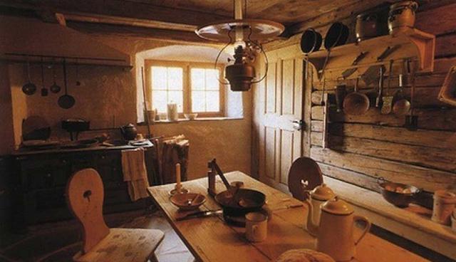La casa es de madera, con ventanas, tejado y  tres niveles. Este lugar intenta representar el modo de vida de Heidi y su abuelito. (Instagram/ @hyyperlic)
