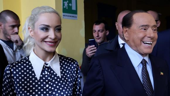 Silvio Berlusconi junto a su novia Marta Fascina asiste a votar en las elecciones legislativas en Italia. (EFE/MATTEO BAZZI).