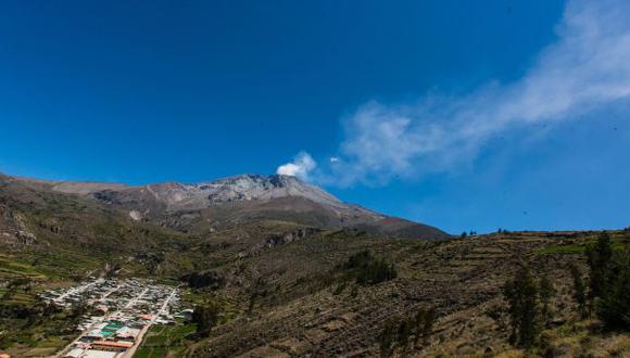 Volcán Ubinas tuvo nueva emisión de cenizas esta mañana
