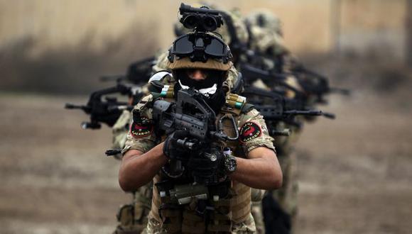 Los miembros de la unidad militar de Respuesta Rápida de Irak participan en un entrenamiento "antiterrorista" en una base militar dentro del Aeropuerto Internacional de Bagdad. (Foto: AFP)
