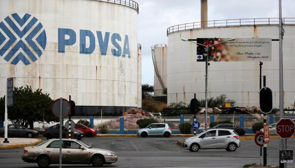 El logotipo de la compañía petrolera venezolana PDVSA se ve en un tanque en la refinería Isla en Willemstad en la isla de Curazao. (Foto: REUTERS / Andres Martinez Casares / archivo).