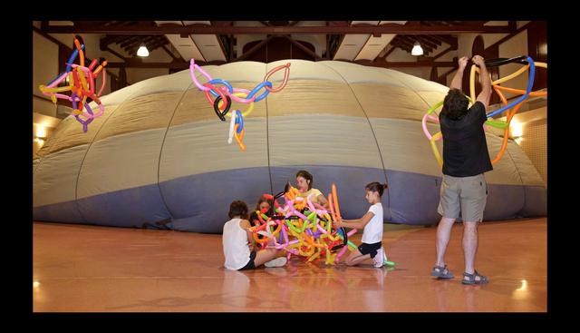 Los asistentes también podrán participar, dentro de un impresionante iglú de viento, del taller creativo "La geometría de la construcción", con materiales reciclados de cestas de globos aerostáticos.    Foto: Facebook.