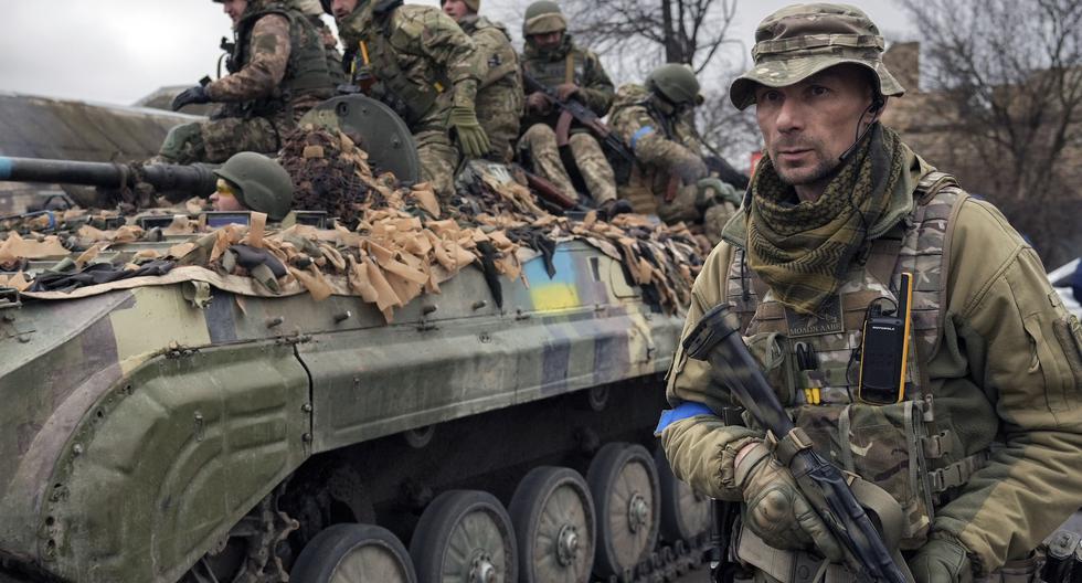 Soldados ucranianos patrullan las afueras de Kiev. En estos seis meses de guerra unos 9 mil militares de ese país habrían perdido la vida.  (AP Photo/Vadim Ghirda, File)