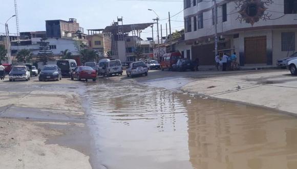 En el centro de la ciudad, las constantes precipitaciones han formado aniegos que dificultan el paso de vehículos y transeúntes (Foto: referencial)