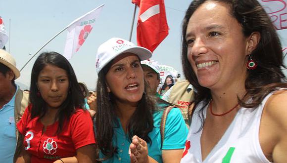 Ver&oacute;nika Mendoza junto a las congresistas electas Indira Huilca y Marisa Glave, duran la campa&ntilde;a de la primera vuelta. (Foto: El Comercio)