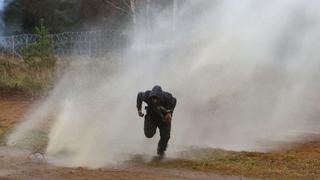 Fuerzas polacas lanzan gases lacrimógenos y agua contra migrantes que arrojan piedras en la frontera con Bielorrusia