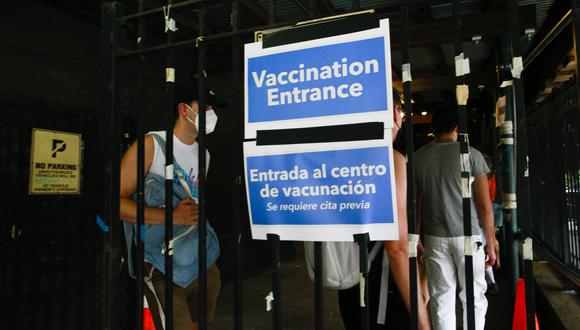 Varias personas esperan en fila para recibir la vacuna contra la viruela del mono antes de la apertura de un nuevo sitio de vacunación masiva en el Campus de Educación Bushwick en Brooklyn, en la ciudad de Nueva York. (Foto: Kena Betancur / AFP)