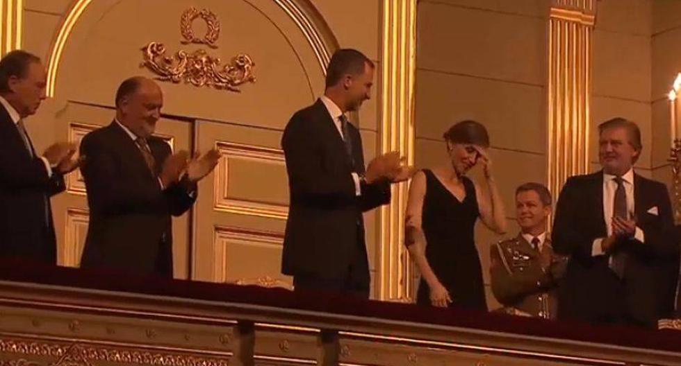 La esposa de Felipe VI se asombr&oacute; y emocion&oacute; por el detalle al celebrar sus 44 a&ntilde;os. Todos los asistentes se pusieron de pie y la aplaudieron. (Foto: captura YouTube)