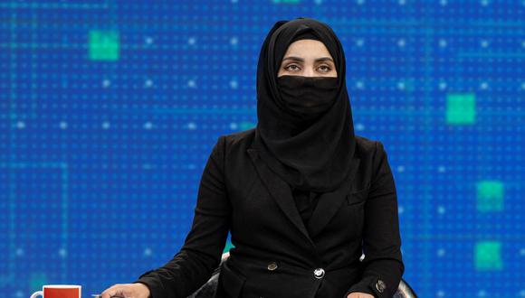 La presentadora de Tolo News Thamina Usmani se cubre el rostro en una transmisión en vivo en Kabul, Afganistán, el 22 de mayo de 2022. (WAKIL KOHSAR / AFP).
