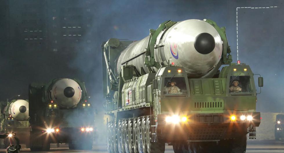 Esta fotografía tomada el 25 de abril de 2022 muestra misiles balísticos intercontinentales (ICBM) Hwasong-17 durante un desfile militar para celebrar el 90 aniversario de la fundación de la República Popular de Corea. (STR/KCNA VÍA KNS/AFP).