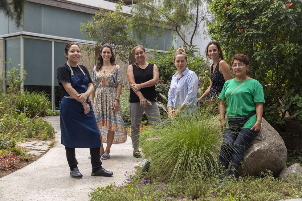 Piezas claves en la operación gastronómica de la barranquina Casa Túpac: Marvic Medina, chef de Central; Mariana Espejo, gerenta de administración; Carla Herrera, jefa de reservas; la chef Pía León, Malena Martínez, codirectora de Mater Iniciativa, y Hermelinda Cayllahua, encargada de que Casa Túpac revele al visitante las maravillas de un ecosistema verde. (Fotos: RENZO SALAZAR)