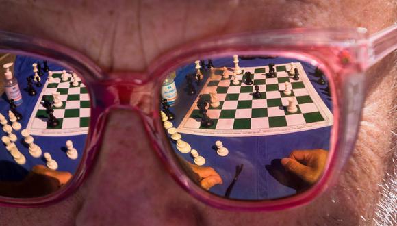 Vista de un tablero de ajedrez reflejado en las gafas de sol de un participante del Festival de Ajedrez 'ChessFest', en Londren, Reino Unido. (Foto de archivo: EFE/ Vickie Flores)