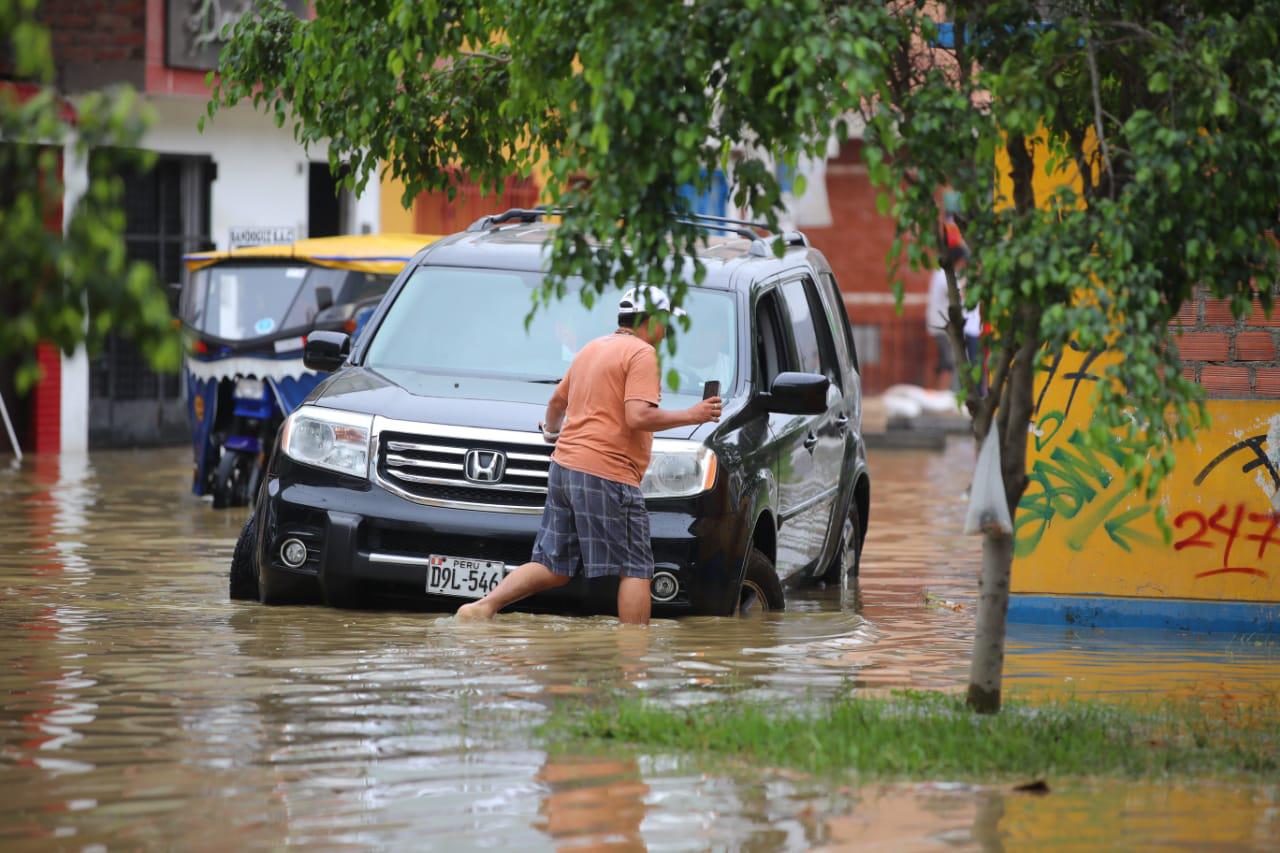 Aniego inició en la madrugada y se expandió por varias cuadras de la urbanización Los Tusílagos. (Foto: Giancarlo Ávila / El Comercio)