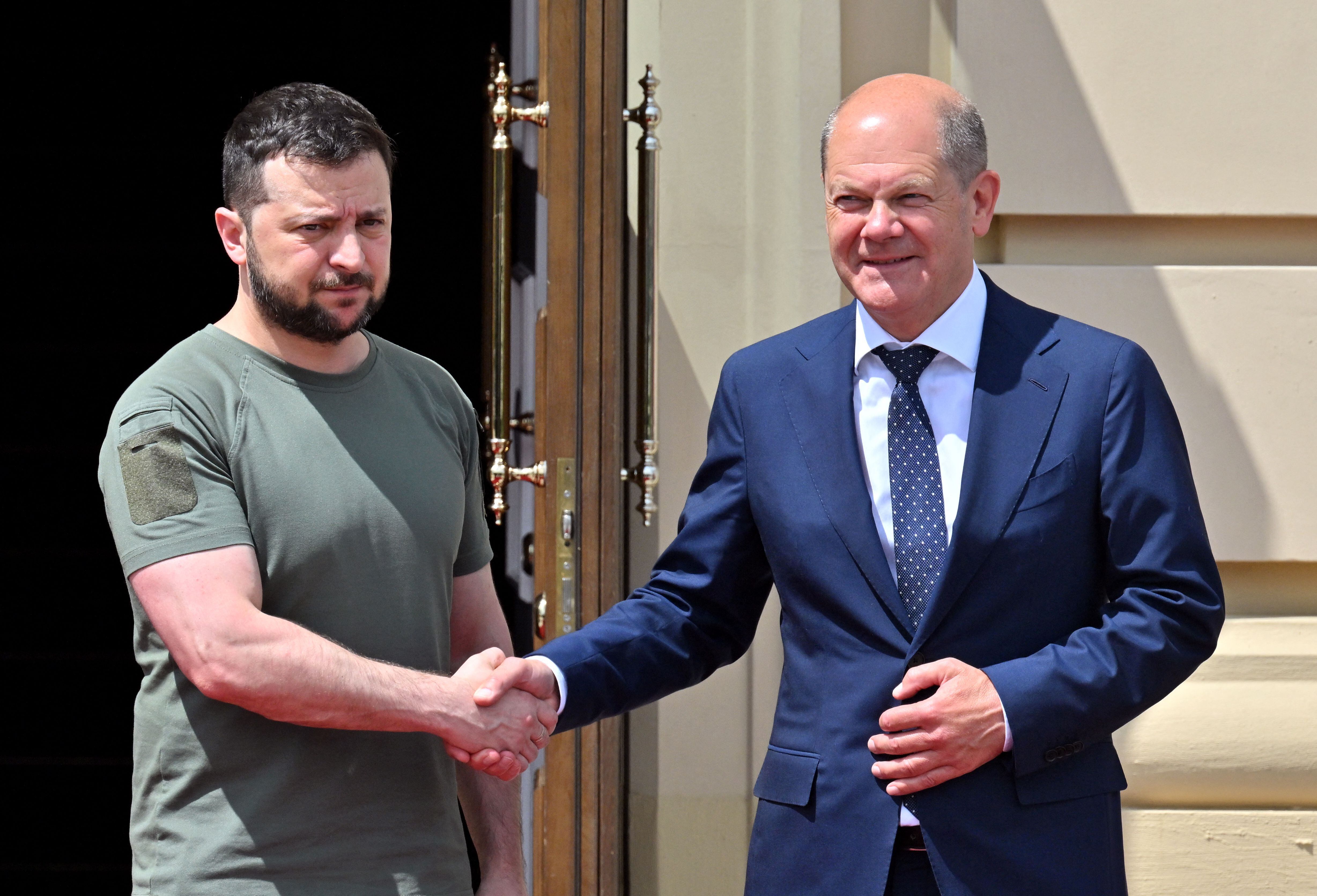 Last June, the President of Ukraine, Volodymyr Zelensky, received the German Chancellor, Olaf Scholz, in kyiv.  (Photo by Sergei SUPINSKY / AFP)