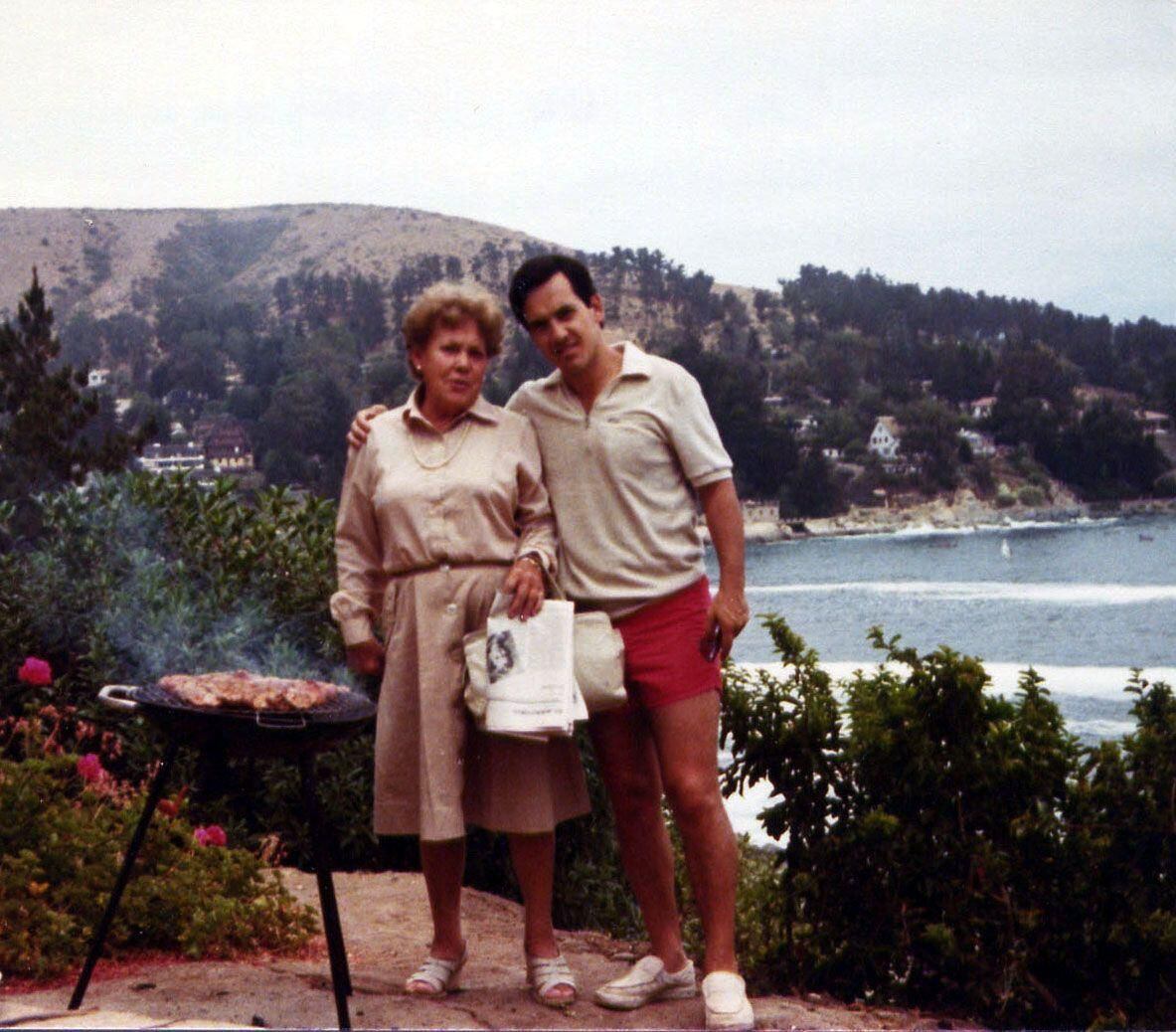 With her mother, Magdalena Echenique, in Zapallar (upper class resort in Chile) in the 1980s. (FLICKR/SEBASTIÁN PIÑERA).