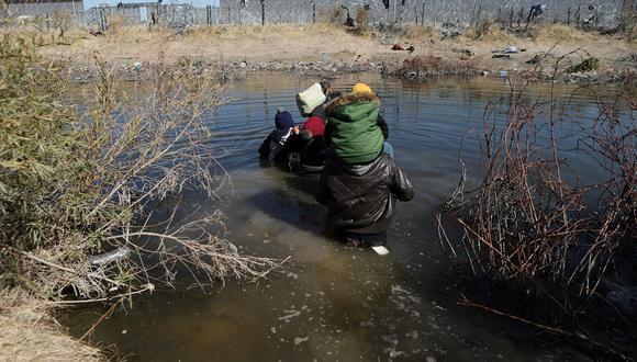 Migrantes intentan cruzar el Río Bravo/Río Grande desde Ciudad Juárez, estado de Chihuahua, México, el 12 de febrero de 2024. (Foto de Herika Martinez / AFP)