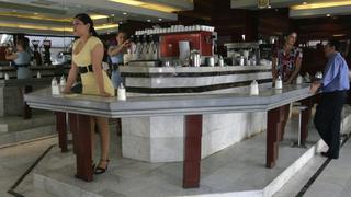 Chile: Por qué se mantienen vigentes los legendarios café con piernas
