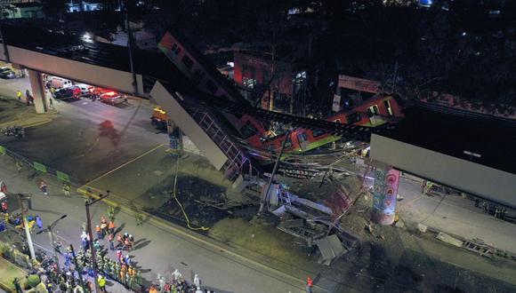 Vista aérea que muestra a los rescatistas en el lugar de un accidente de la Línea 12 del Metro de Ciudad de México. (Foto de PEDRO PARDO / AFP).
