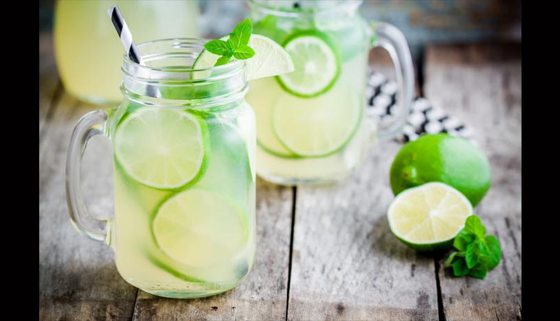 Diurético. Al tomar limonada estás combinando los beneficios del agua con los del limón. La eliminación de las toxinas es más rápida y ayuda a mantener una buena salud del tracto urinario. (Foto: Shutterstock)