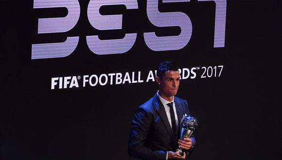 Todos los periódicos deportivos de Portugal le dedicaron la portada a Cristiano Ronaldo por la obtención del premio The Best. Esta es la segunda vez que alza este galardón. (Foto: AFP)