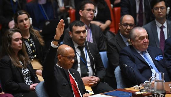 El embajador adjunto de Estados Unidos ante la ONU, Robert Wood, vota en contra de una resolución que permite a Palestina ser miembro de la ONU en la sede de las Naciones Unidas en Nueva York, el 18 de abril de 2024. (Foto de ANGELA WEISS / AFP)