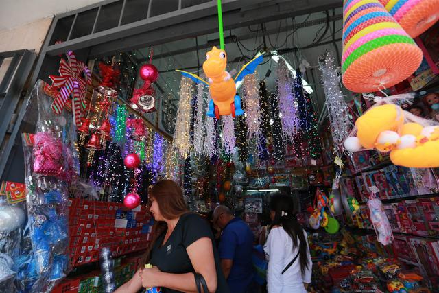 La campaña navideña en Mesa Redonda y el Mercado Central reúne a una gran cantidad de visitantes que atiborran las galerías comerciales. (Foto: Lino Chipana)